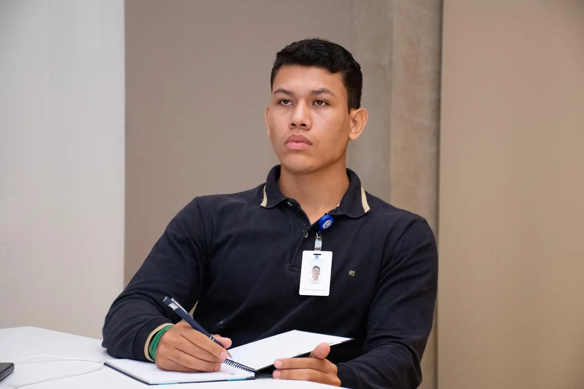 Dr. João Alberto em atendimento fisioterapêutico